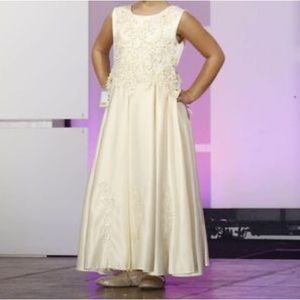 Girls 8Y Ivory/Pearl Gown w/ matching shoes.
